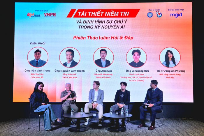  (Từ trái sang) Trương An Phương - nhà báo kiêm nhà sáng tạo nội dung; ông Nguyễn Lâm Thanh, Tổng giám đốc TikTok Việt Nam; ông Alex Ngô, Giám đốc Marketing MGID Việt Nam, nhà báo Lê Quang Đức và ông Trần Vĩnh Trọng - biên tập viên VTV Nam Bộ. 