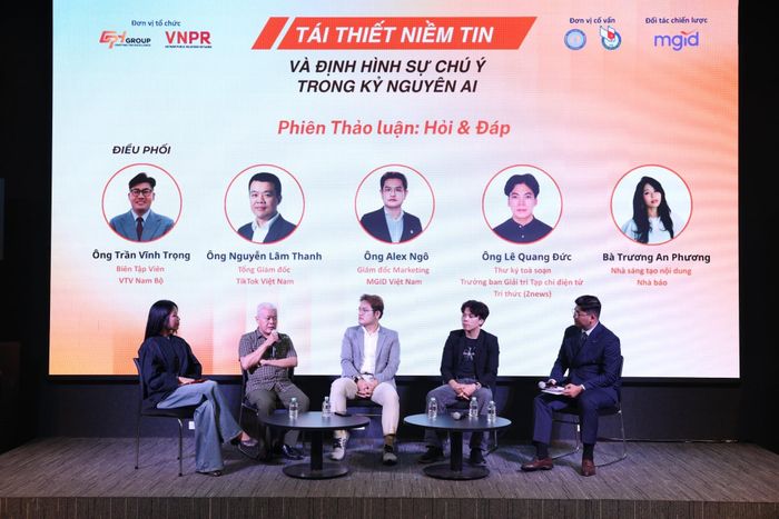  (Từ trái sang) Trương An Phương - nhà báo kiêm nhà sáng tạo nội dung; ông Nguyễn Lâm Thanh, Tổng giám đốc TikTok Việt Nam; ông Alex Ngô, Giám đốc Marketing MGID Việt Nam, nhà báo Lê Quang Đức và ông Trần Vĩnh Trọng - biên tập viên VTV Nam Bộ. 