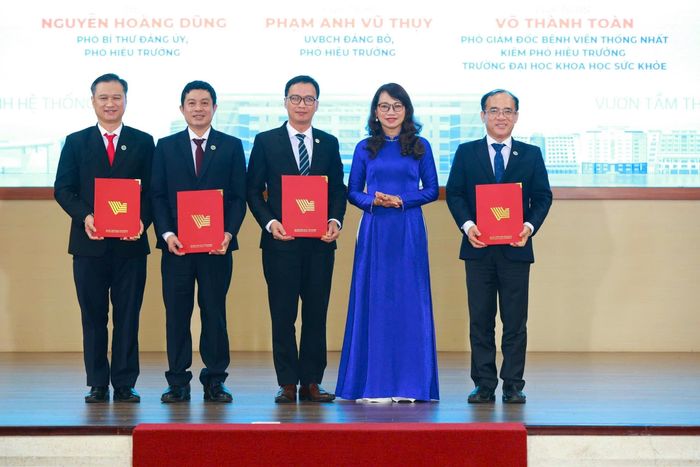  Ban lãnh đạo trường Đại học Khoa học Sức khỏe được bổ nhiệm. Ảnh: VNUHCM.