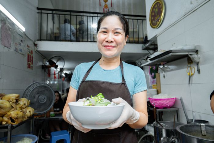  Chủ quán Bùi Thu Hà, 58 tuổi, khá bất ngờ khi biết cơ sở của mình được Michelin Guide vinh danh. Trước đó, dù nhận được cuộc gọi và email từ ban tổ chức, bà vẫn nghĩ đó là thư quảng cáo hoặc lừa đảo nên không chú ý. "Đến lúc biết thì lễ trao giải đã xong rồi. Tôi khá tiếc vì không tham dự được", bà nói. Quán phở của bà Hà hoạt động khoảng 19 năm nay. Từ một hàng ăn nhỏ trên vỉa hè, quán dần trở thành địa chỉ quen thuộc của nhiều thực khách trong và ngoài nước. Những năm đầu quán chỉ bán phở nước, sau đó mở rộng thực đơn để đáp ứng nhu cầu của thực khách, với mức giá 50.000-80.000 đồng/bát.
