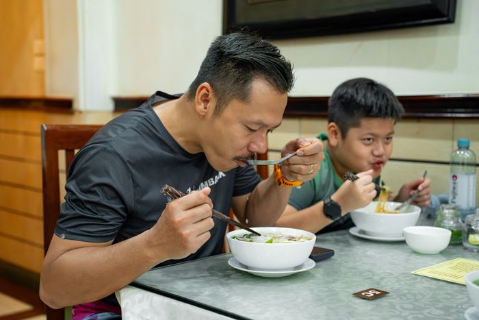  Công việc mỗi ngày tại quán bắt đầu từ khoảng 4h30, khi gà được sơ chế, luộc và chuẩn bị phục vụ khách. Trong khi đó, nước dùng được ninh liên tục khoảng 30 tiếng. Ngay cả các nguyên liệu phụ như bánh phở, quẩy, hành hay nước mắm cũng được lựa chọn theo tiêu chí riêng. "Nhiều người nghĩ chỉ cần nguyên liệu tốt là đủ, nhưng thực tế từng công đoạn đều quan trọng, từ lọc xương, chuẩn bị thịt đến cách trình bày bát phở", chủ quán nói. 