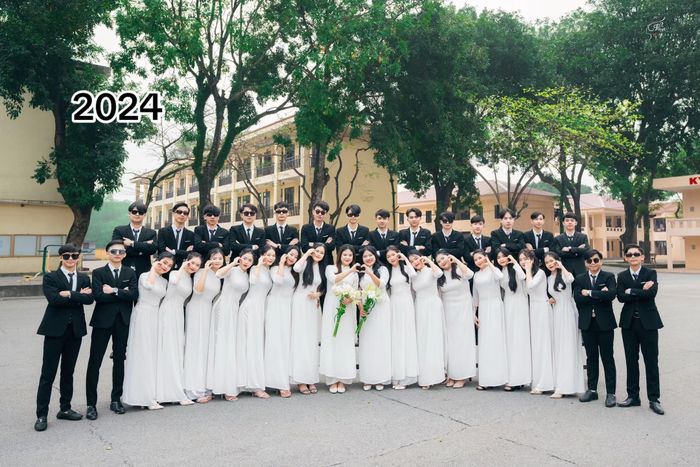 Ảnh kỷ yếu của 34 du học sinh Lào vào năm 2024. 