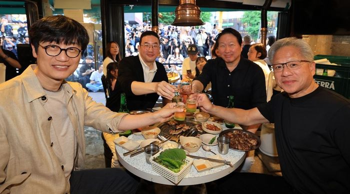  Giám đốc điều hành Nvidia Jensen Huang, Chủ tịch Tập đoàn SK Chey Tae-won, Chủ tịch Tập đoàn LG Koo Kwang-mo và người sáng lập Naver Lee Hae-jin (từ phải sang) cùng thưởng thức thịt ba chỉ nướng và rượu soju tại nhà hàng Hyeongnim Jeoyo ở Hongdae, Seoul. Ảnh: Yoon Chang-bin/The Korea Herald. 