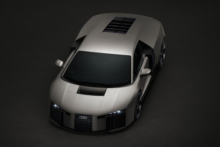  Audi lần đầu kết hợp khung sườn Audi Space Frame (ASF) với lớp vỏ ngoài bằng sợi carbon (CFRP). Nuvolari được ra mắt với màu sơn đặc trưng xám nhám Titanium, vốn từng xuất hiện trên Audi Concept C và xe đua F1 của Audi. 