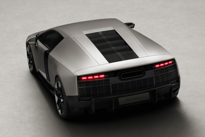  Người lái có thể lựa chọn giữa các chế độ E-Hybrid, Balanced, Dynamic, Dynamic+ và Track Mode. Thông số quãng đường di chuyển thuần điện bằng E-Hybrid thông qua bộ pin lithium-ion 7,3 kWh không được công bố. 