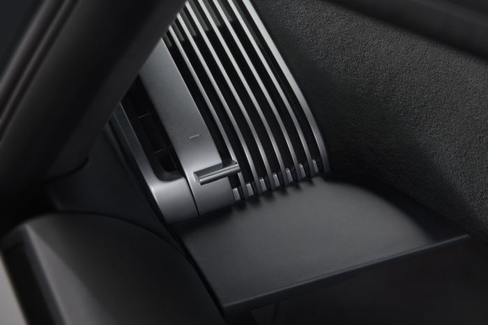  Nội thất kết hợp vật liệu cao cấp như nhôm anod và sợi carbon, cùng ghế siêu nhẹ mang lại độ cứng vững cao và khả năng hỗ trợ cơ thể tối ưu khi vận hành ở tốc độ cao. 