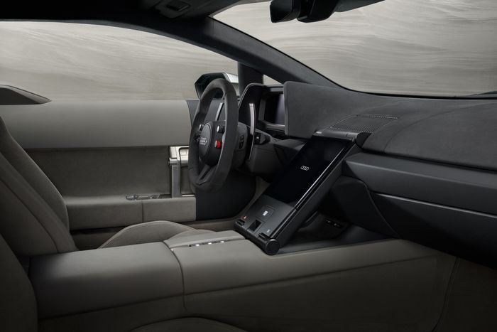  Audi Nuvolari được thiết kế theo triết lý lấy người lái làm trung tâm, với kiến trúc tối giản tập trung mọi thông tin và điều khiển trong tầm nhìn để tối ưu trải nghiệm cầm lái. Giao diện HMI lấy cảm hứng từ mẫu xe đua huyền thoại Auto Union Type C. 