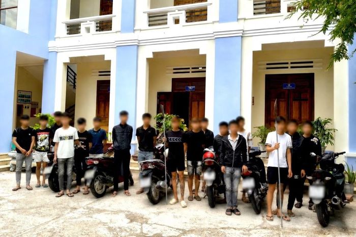  Nhóm đối tượng được triệu tập tại trụ sở công an. Ảnh: Tiền Phong. 