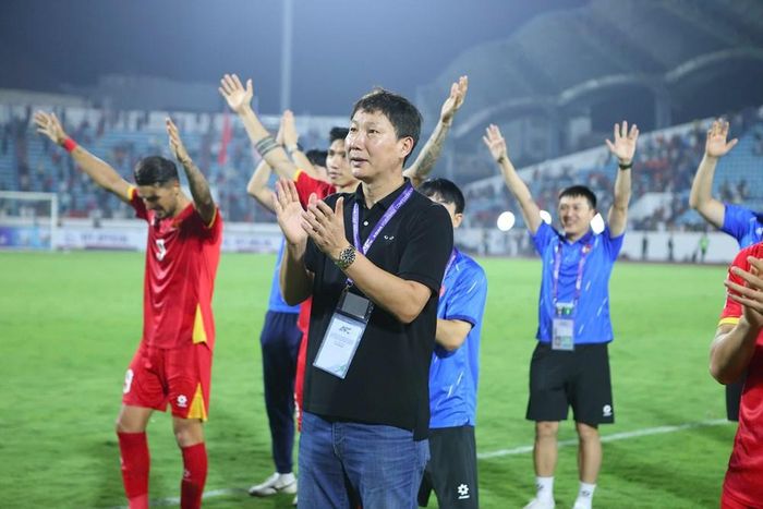 HLV Kim Sang-sik cùng các học trò sẽ được VFF tạo điều kiện tốt nhất để tham dự sân chơi khu vực