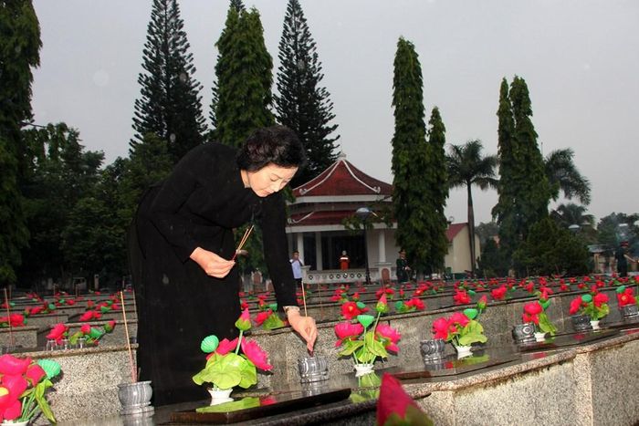 Phó Thủ tướng Chính phủ Phạm Thị Thanh Trà dâng hương tại Nghĩa trang liệt sĩ phường Đăk Cấm
