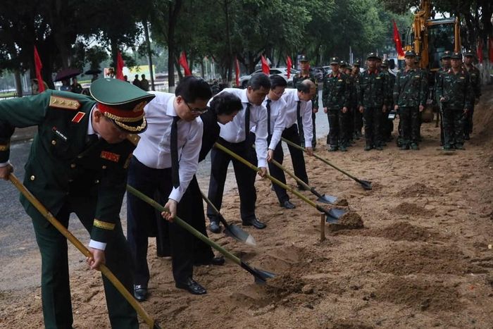Phó Thủ tướng Phạm Thị Thanh Trà và các đại biểu thực hiện nghi thức động thổ khai quật
