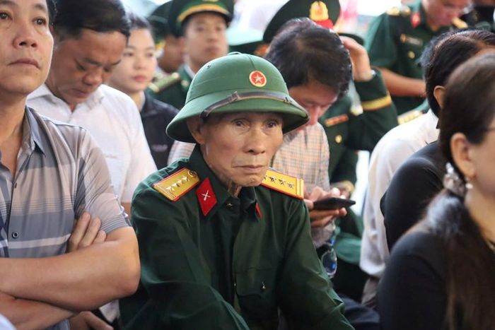 Đông đảo người dân và các cựu chiến binh xúc động tại buổi lễ