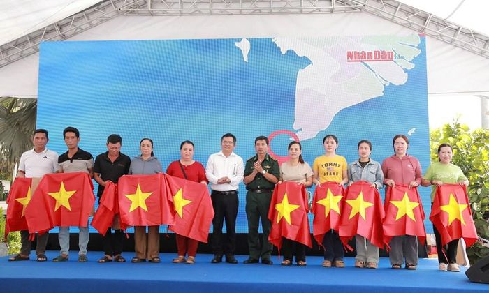 Trao tặng cờ Tổ quốc và quà cho ngư dân