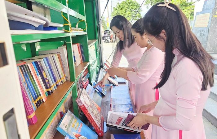 Thư viện Đà Nẵng phối hợp tổ chức không gian giới thiệu sách, báo, tư liệu về biển, đảo Việt Nam và chủ quyền đối với Hoàng Sa, Trường Sa thông qua xe thư viện lưu động