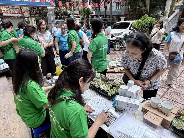 Rất đông người dân và hội viên đến hưởng ứng chương trình
