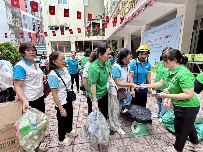 Hoạt động thu gom bìa, giấy, chai nhựa tái chế