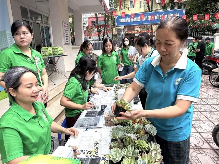Bà Lê Tố Oanh - Chi hội 5 phường Ngọc Hà đã mang 9kg giấy đến chương trình và đổi lấy 1 chậu cây nhỏ xinh