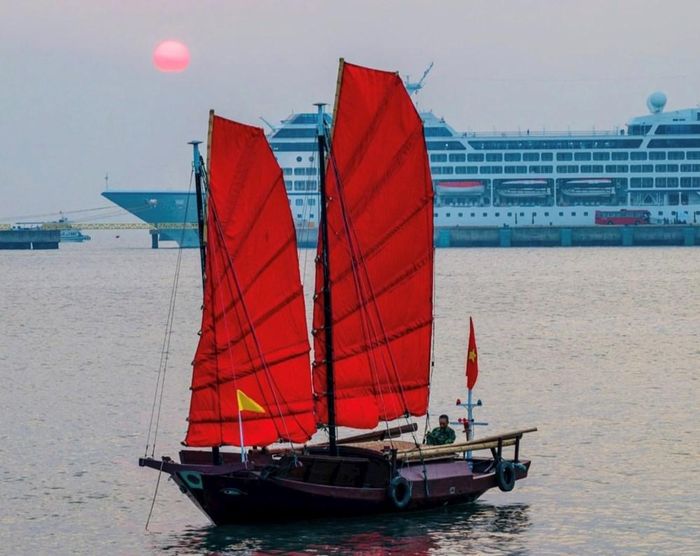 Thuyền buồm đỏ ba vách tại vịnh Hạ Long