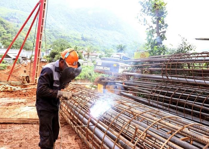 Phần trụ cầu dưới lòng sông là hạng mục được tập trung triển khai trước khi bước vào giai đoạn thời tiết bất lợi. Ảnh: Khánh Toàn