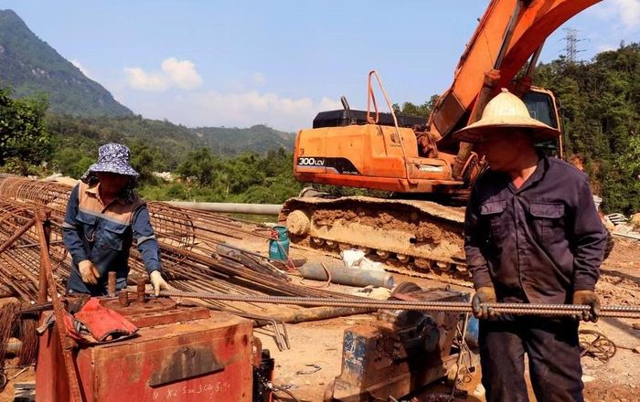 Công nhân đội nắng thi công dự án chống sạt lở. Ảnh: Khánh Toàn