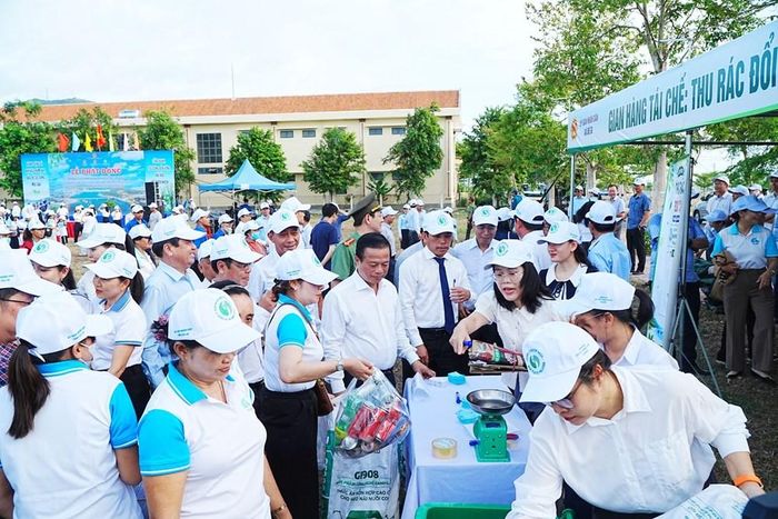 Các đại biểu tham quan gian hàng “Thu rác đổi quà”