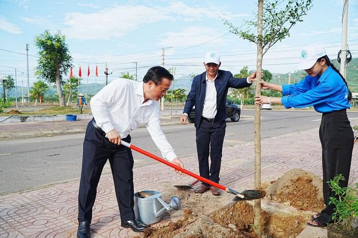 Phó Chủ tịch Thường trực UBND tỉnh Gia Lai Nguyễn Tuấn Thanh trồng cây xanh tại Công viên Cát Khánh