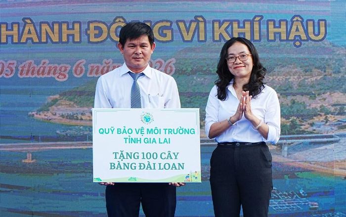 Quỹ Bảo vệ môi trường tỉnh Gia Lai trao bảng tượng trưng tặng 100 cây bàng Đài Loan cho UBND xã Đề Gi