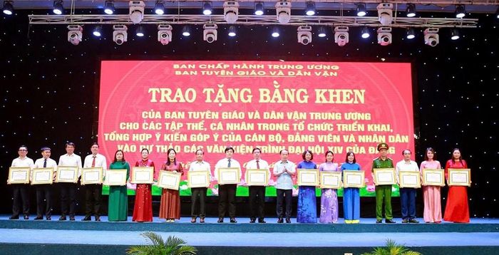 Trao Bằng khen của Ban Tuyên giáo và Dân vận Trung ương tặng các tập thể có thành tích xuất sắc