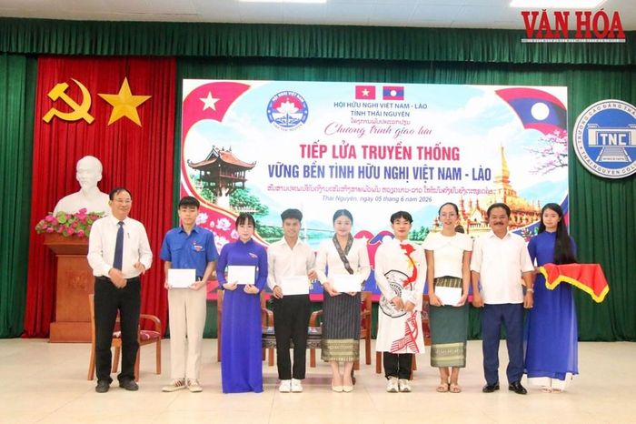 Ban tổ chức tặng quà tri ân các cựu quân tình nguyện, cựu chiến binh và tặng quà cho học sinh có thành tích xuất sắc