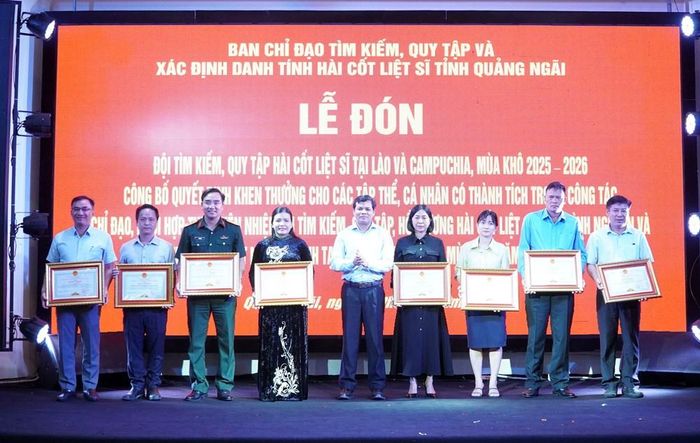 Phó Bí thư Tỉnh ủy, Chủ tịch HĐND tỉnh Quảng Ngãi Nguyễn Đức Tuy tặng bằng khen cho các tập thể, cá nhân có đóng góp tích cực trong công tác phối hợp tìm kiếm, quy tập và hồi hương hài cốt liệt sĩ chiều 4.6