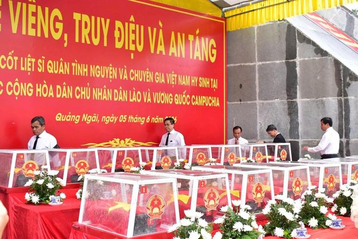 Các đại biểu thực hiện nghi thức truy điệu các liệt sĩ