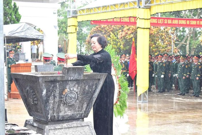 Phó Thủ tướng Chính phủ Phạm Thị Thanh Trà dâng hương tại Nghĩa trang liệt sĩ Ngọc Hồi