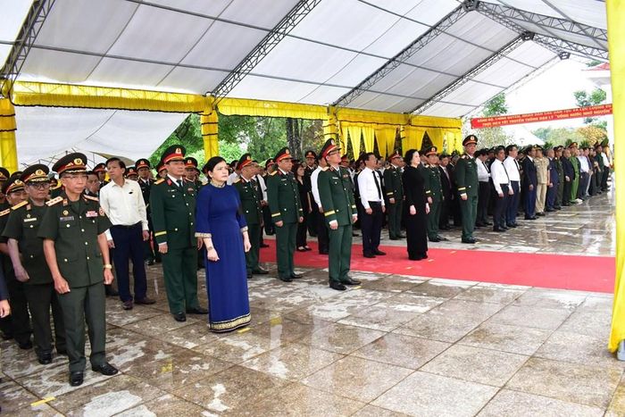 Phó Thủ tướng Chính phủ Phạm Thị Thanh Trà và các đại biểu dự Lễ truy điệu, an táng hài cốt liệt sĩ