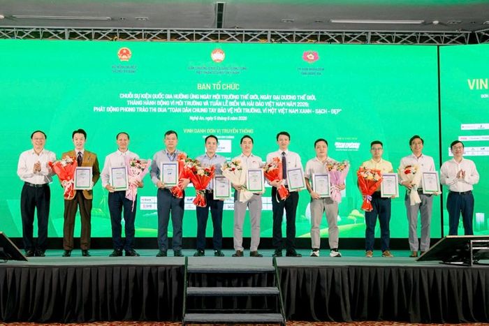 Trao Giấy chứng nhận, biểu trưng cho các đơn vị đồng hành