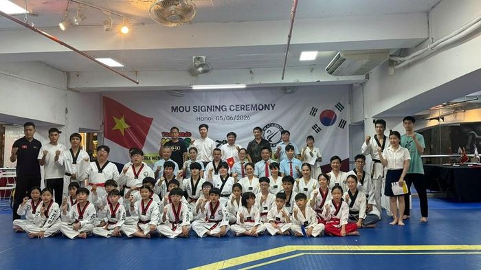 Các võ sinh, huấn luyện viên và đại biểu chụp ảnh lưu niệm trước giờ thi đấu