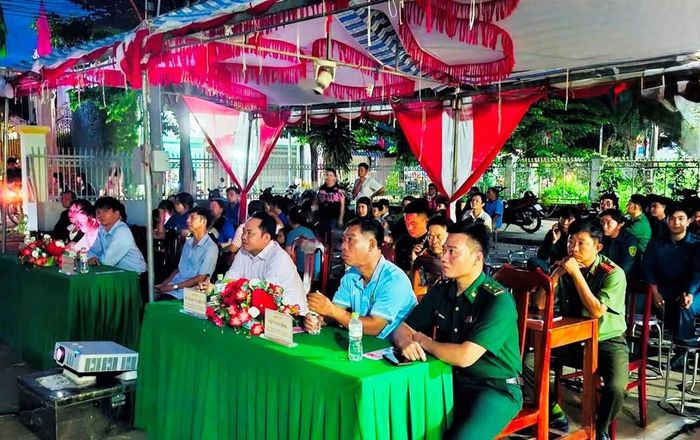 Đại biểu các ban, ngành và đông đảo người dân tham dự buổi chiếu phim lưu động tại xã Khánh Bình