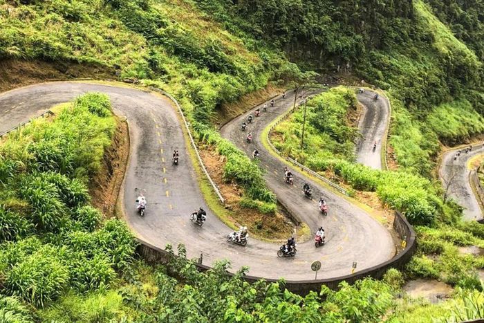 Những khúc cua ở Dốc Thẩm Mã tạo nên sức hút của Cao nguyên đá Đồng Văn