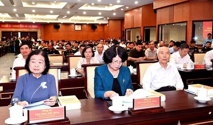 Nguyên Phó Chủ tịch nước Trương Mỹ Hoa và Đặng Thị Ngọc Thịnh cùng các đại biểu dự Hội thảo