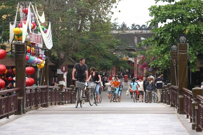 Du khách đạp xe tham quan phố cổ Hội An