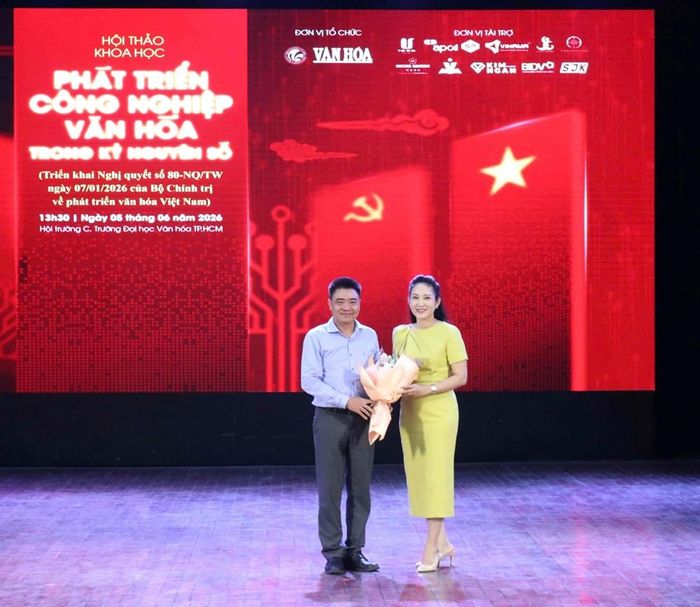 PGS.TS. Lâm Nhân, Hiệu trưởng Trường Đại học Văn hóa TP.HCM tặng hoa bà Nguyễn Thị Thanh Thúy