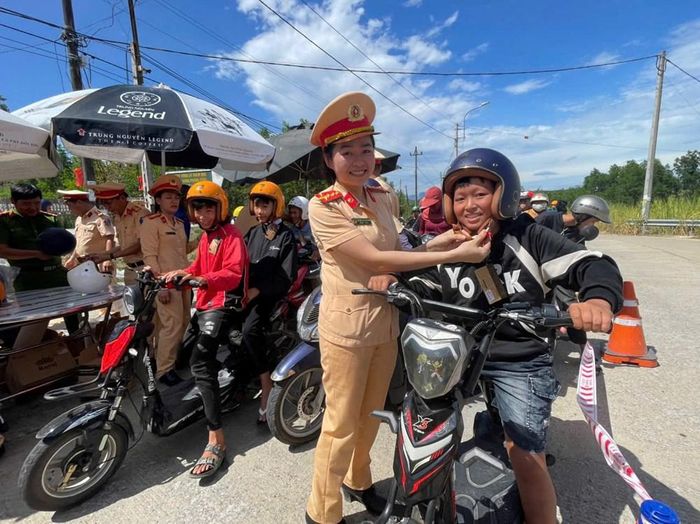 Các em học sinh hào hứng khi được nhận những chiếc mũ bảo hiểm mới