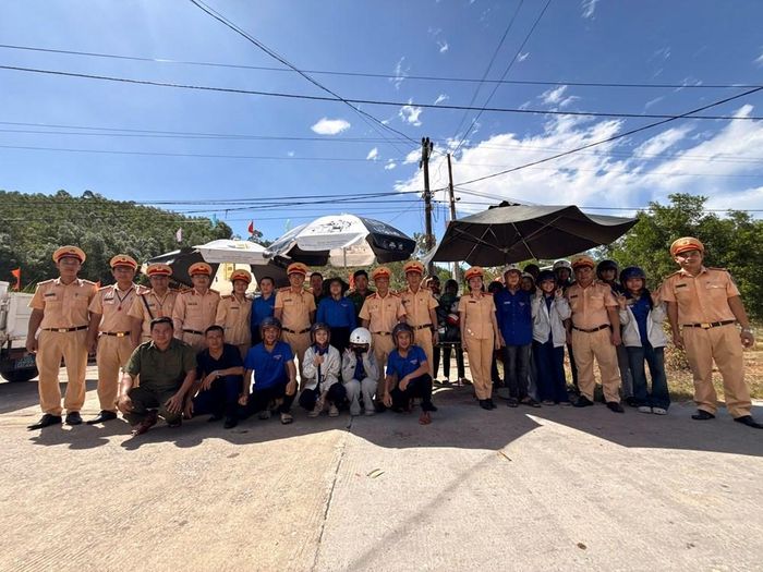 Chương trình trao tặng 2.000 mũ bảo hiểm đạt chuẩn lan tỏa thông điệp xây dựng văn hóa giao thông an toàn, văn minh trong cộng đồng
