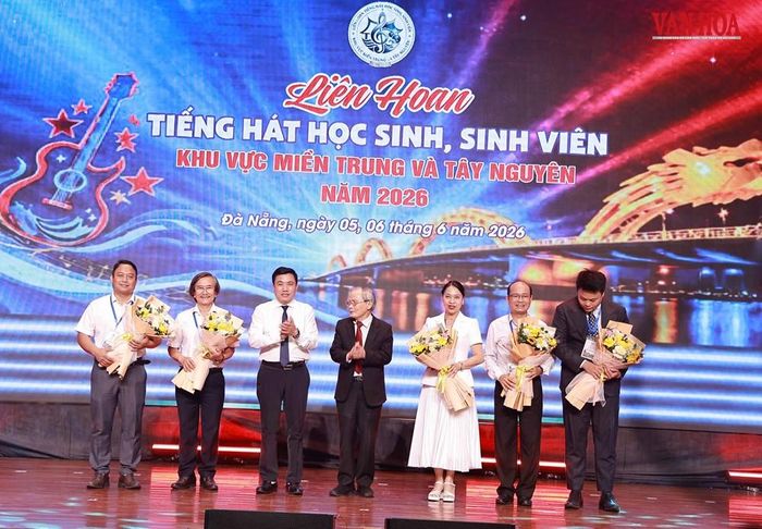 Ban Tổ chức tặng hoa cho Ban Giám khảo