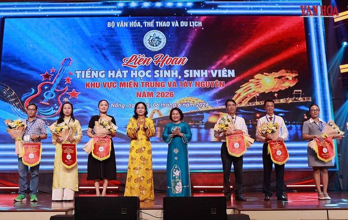 Thứ trưởng Bộ VHTTDL Trịnh Thị Thủy và Trưởng ban Tuyên giáo và Dân vận Thành ủy Đà Nẵng Huỳnh Thị Thùy Dung tặng hoa và cờ lưu niệm cho các đoàn nghệ thuật dự thi