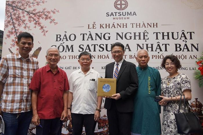 Một khánh mời (áo đỏ) tặng quà cho Tổng Lãnh sự Nhật Bản tại Đà Nẵng nhân ngày khai trương bảo tàng