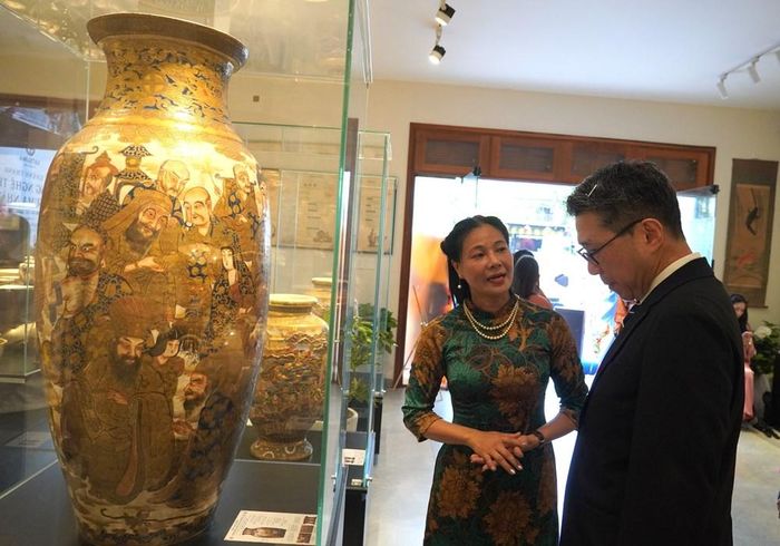 Xem trưng bày, giới thiệu kỹ thuật chế tác và nghệ thuật hội họa trên gốm Satsuma