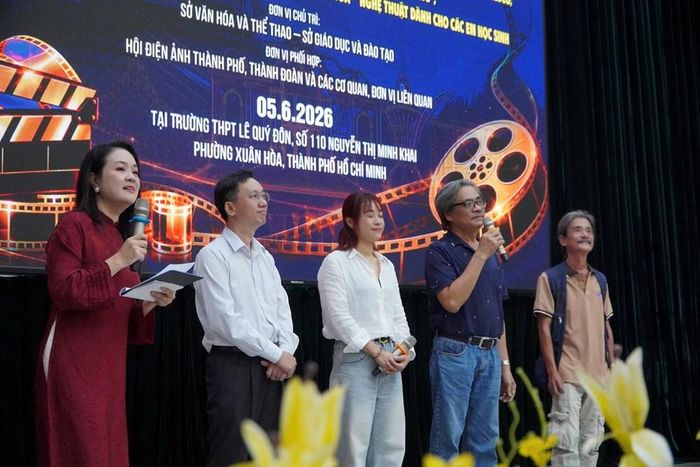 Các đạo diễn giao lưu cùng các bạn học sinh