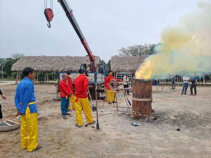 Đốt lò nấu chảy đồng và một số hợp chất tại xưởng đúc đồng nghệ nhân Lê Văn Dương. Ảnh: Xuân Cường