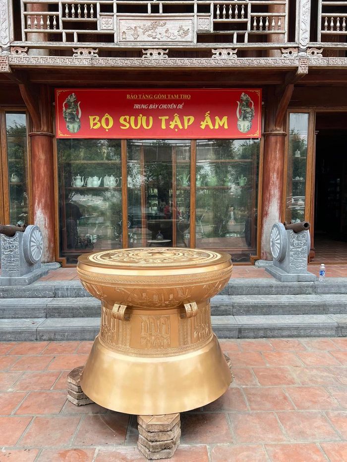 Trống đồng cỡ trung bình sau khi hoàn thiện đặt tại sân nhà nghệ nhân Lê Văn Dương. Ảnh: Xuân Cường