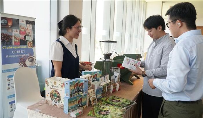 Các doanh nghiệp chuyển đổi xanh tham gia trưng bày gian hàng tại Hội nghị về Doanh nghiệp chuyển đổi xanh để thích ứng với biến động của kinh tế thế giới. Ảnh: Quốc Dũng - TTXVN
